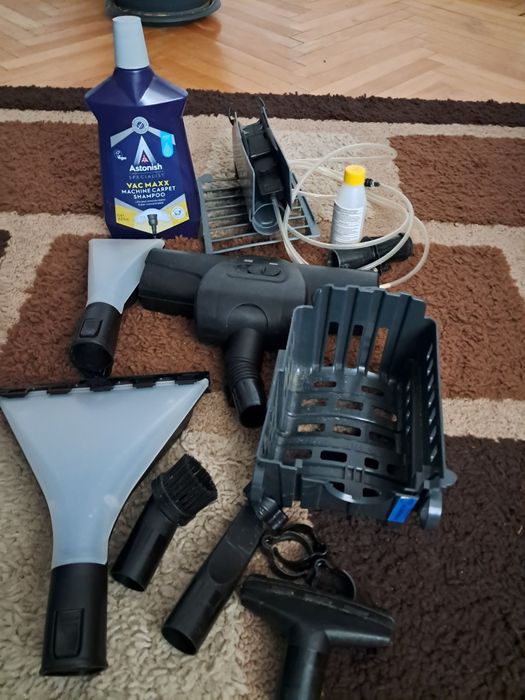 Vând aspirator Bosch AquaWash&Clean 1700W