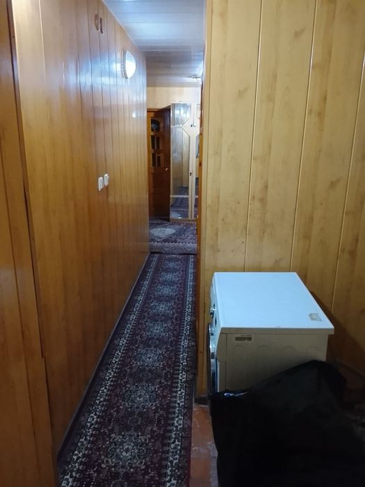 Qorasaroyda 3 xonali uy sotiladi