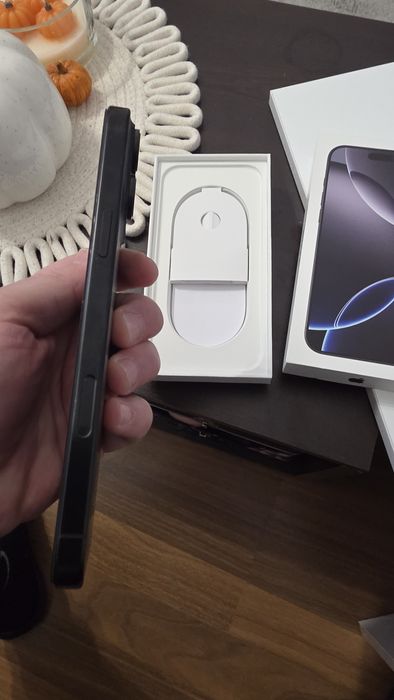 iPhone 16 Pro Max заключен