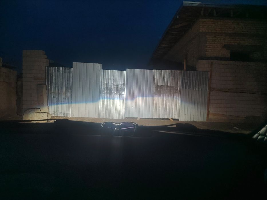 Uy sotiladi tomi yopib qoyilgan