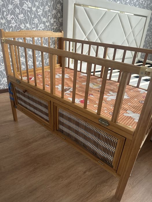 Манеж деревянный с полочками