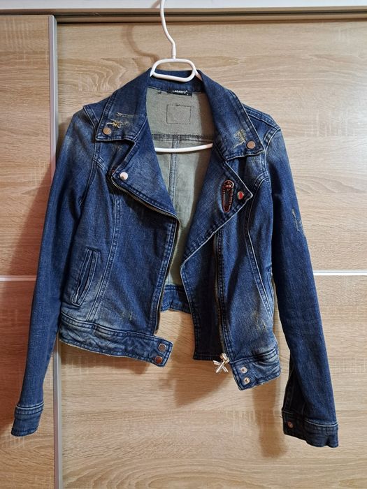 Vând geaca de blugi