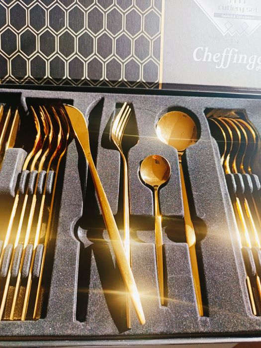 Set tacâmuri de calitate , aurii