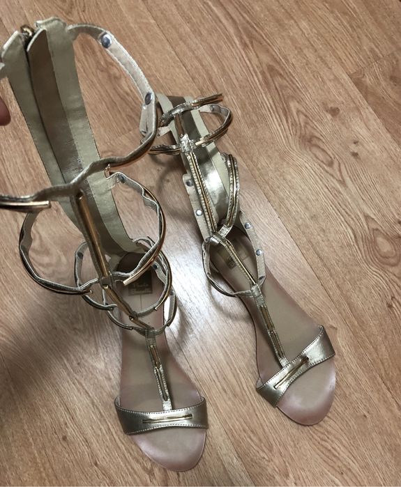 Високи сандали