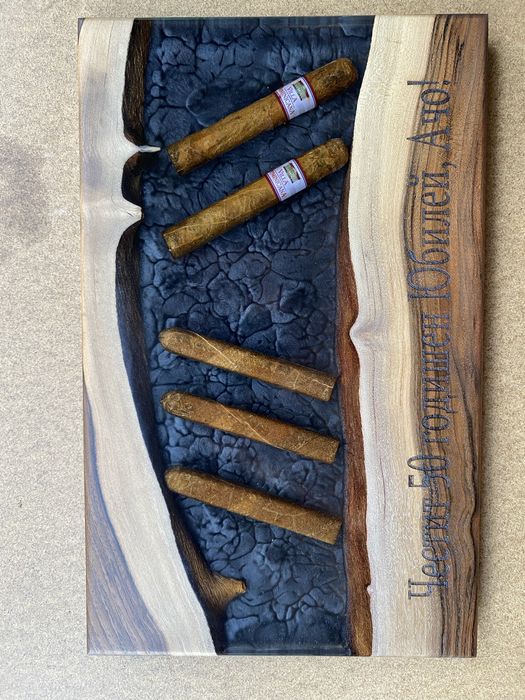 Дъски от орех и епоксидна смола.