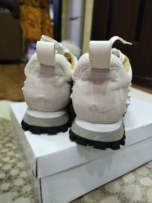 Продам женские кроссовки.