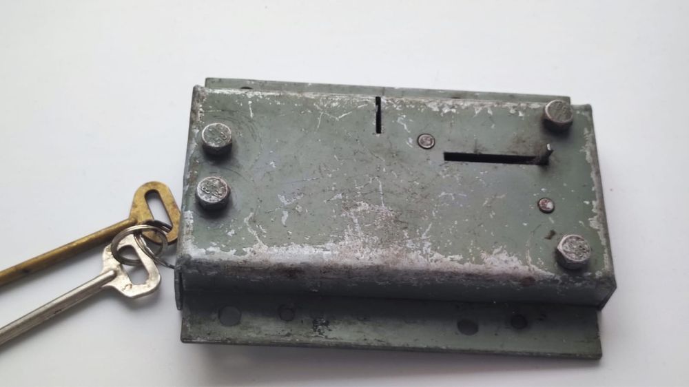 Замок два разных