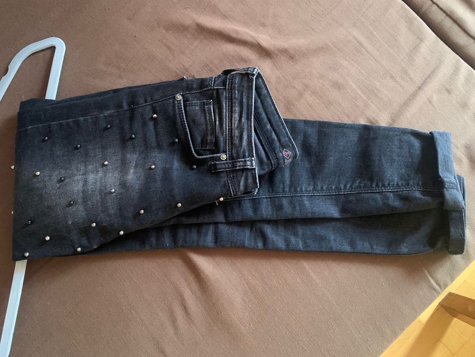 Черни дънки с кабзи.