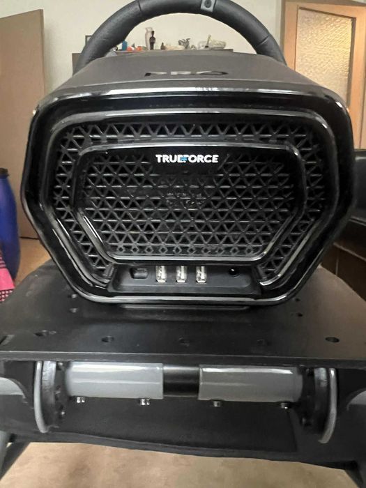 Продавам симулатор Logitech PRO Racing