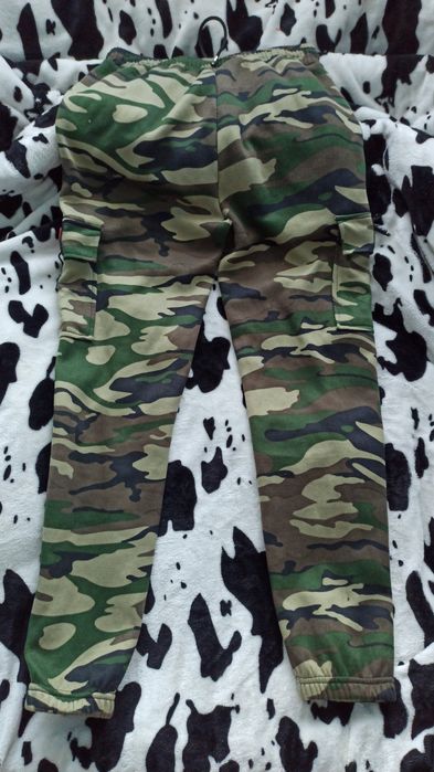 Pantaloni cu blană tip camuflaj