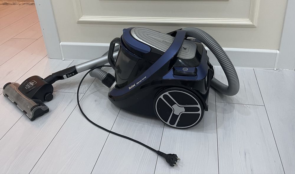 Пылесос с контейнером Tefal Silence Force Cyclonic