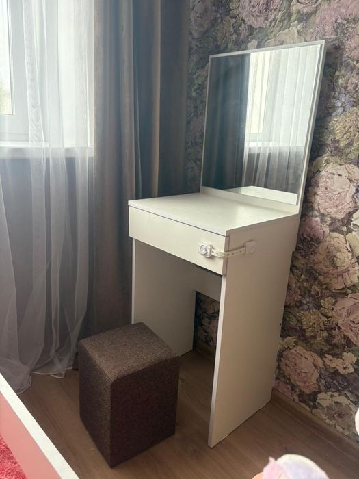 Дамский столик с пуфиком