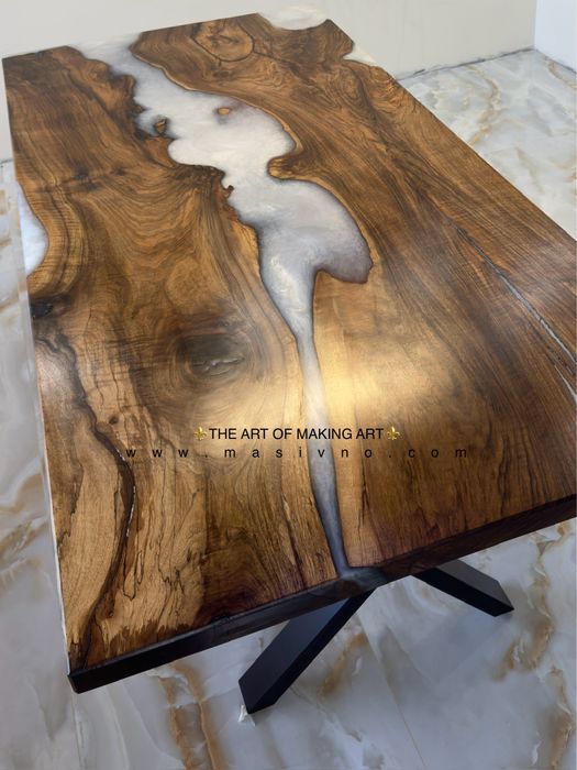 Маса от естествено дърво и епоксидна смола