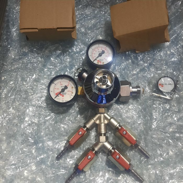 Редуктор на баллон углекислого газа.