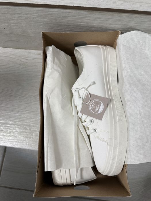 Tenisi Tamaris noi cu eticheta