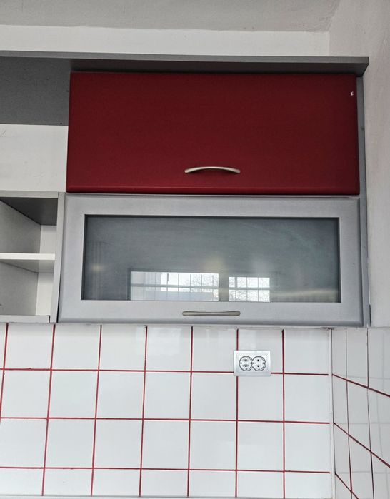 Продавам кухня в червено и сиво