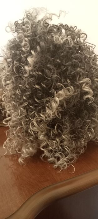 Vând peruci noi  cu eticheta