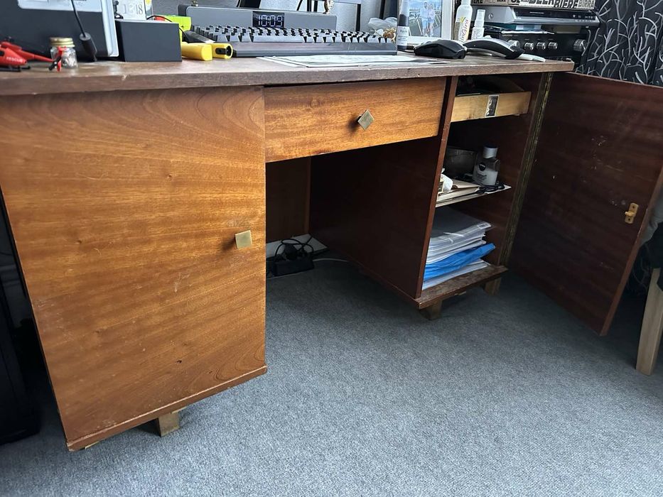 Подарявам бюро..