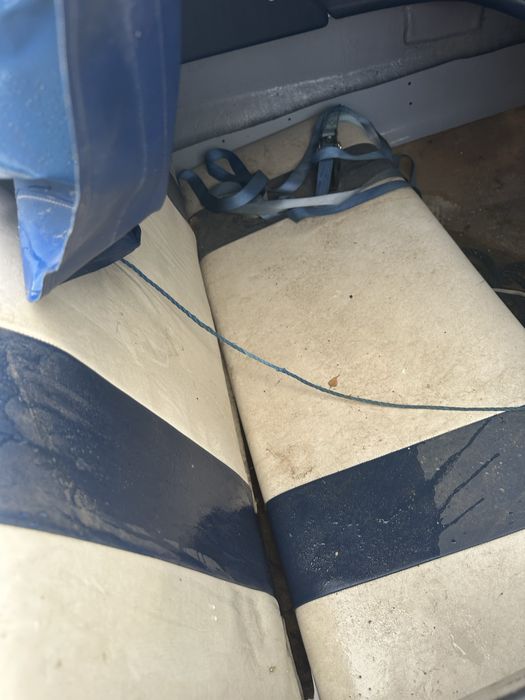 Лодка с колесар и двигател