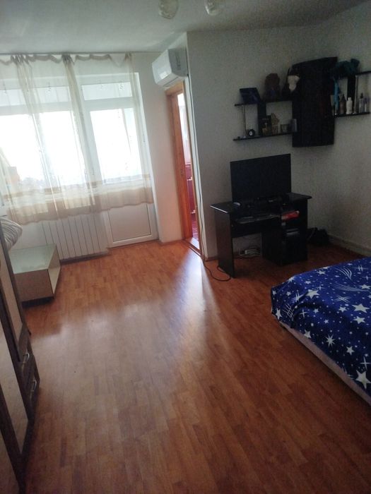 Închiriez garsoniera!!.