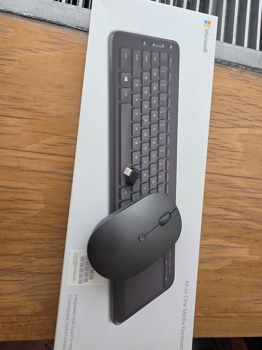 Pachet periferice wireless: Tastatură Microsoft All-in-One + Mouse Lenovo USB-C