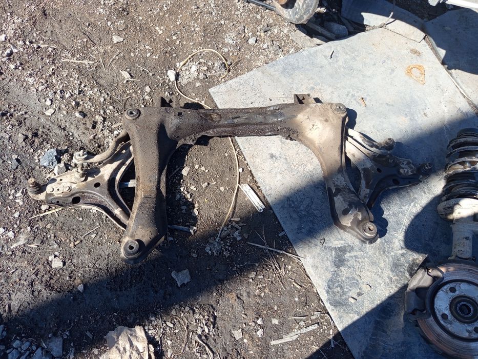 Подрамник Ауди 80.