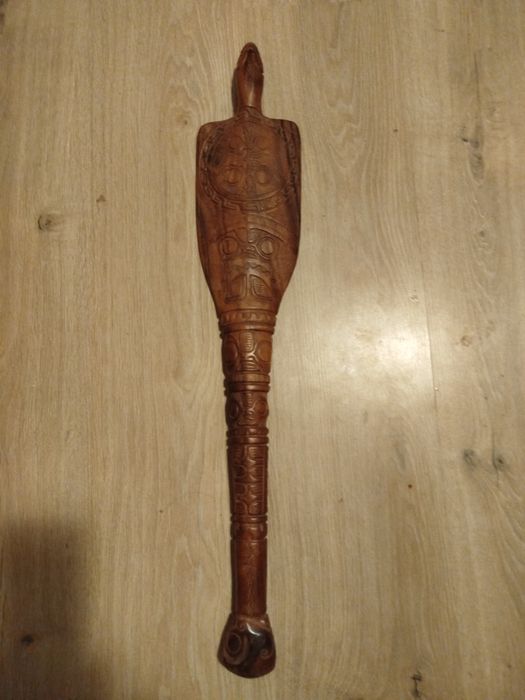 Vâslă sculptată în lemn arta tribala