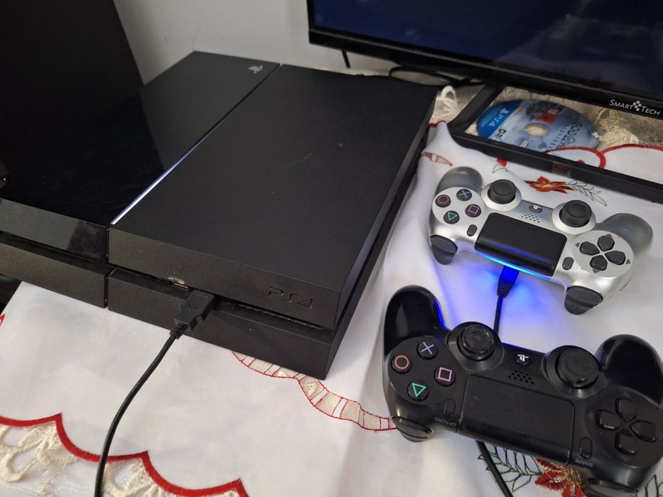 Vând PS4 în stare bună