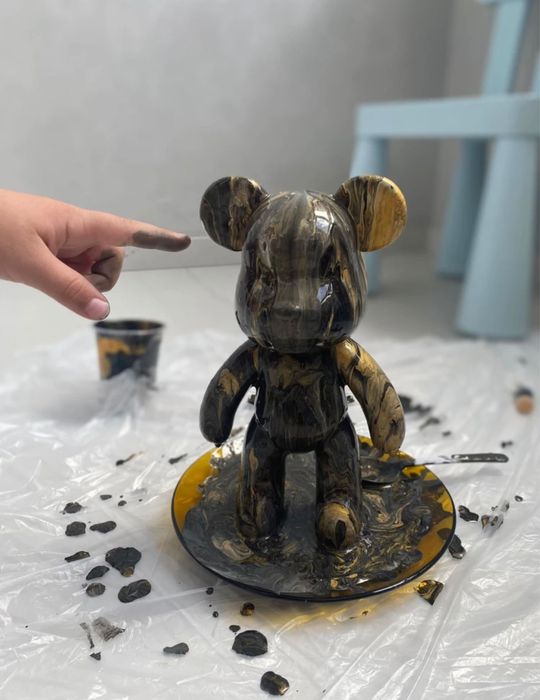 Раскраска  BEARBRICK Подарок медведь