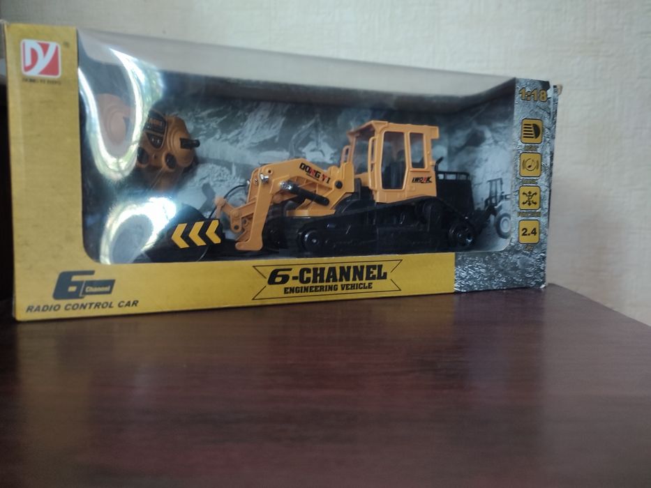 Радиоуправлаемая игрушечная асфальтная машина