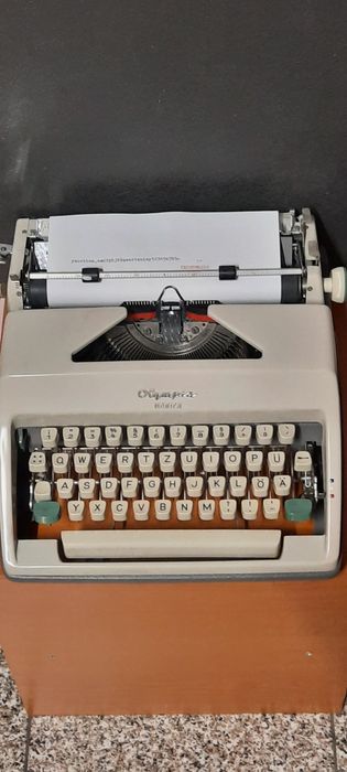 Mașină de scris Olympia Monica impecabilă