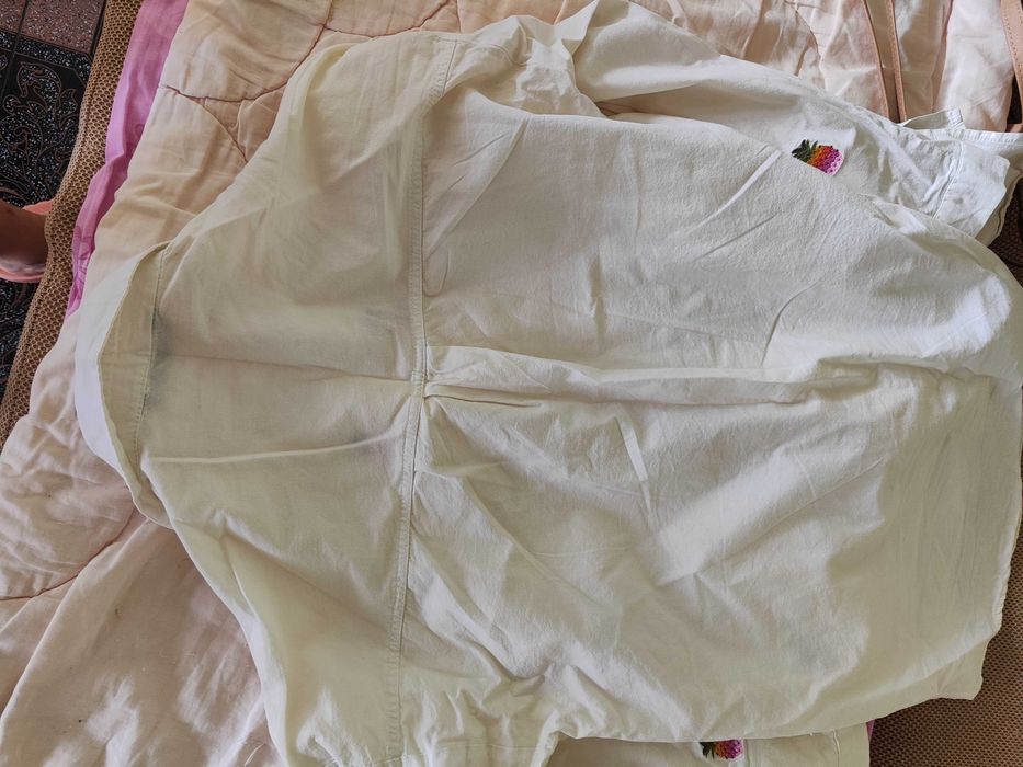 Риза с розови мотиви