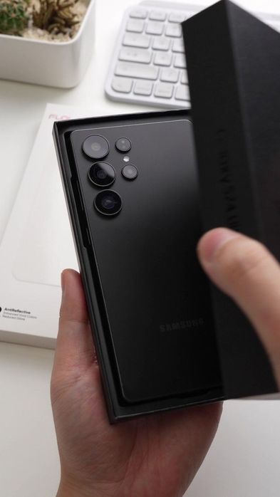 Samsung S25 Ultra Jet Black schimb cu Iphone AIR (doar negru )