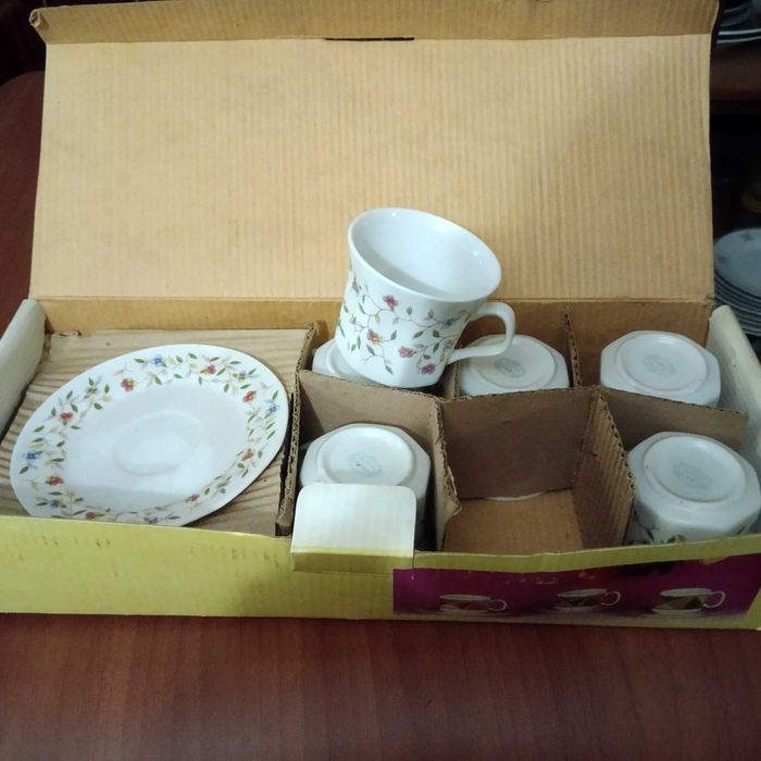 Тарелки, вилки, ложки