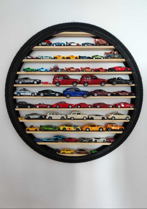 Продавам стойки(дисплей) за метални колички 1/64