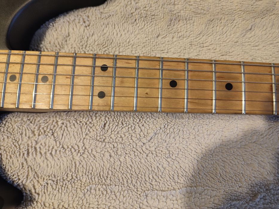 Електрическа китара Behringer Super Strat style в отлично състояние.