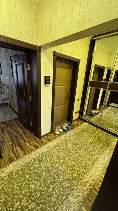 метро Космонавтов  2/3/9  МВД  72м²  1-линия с видом на главную дорогу