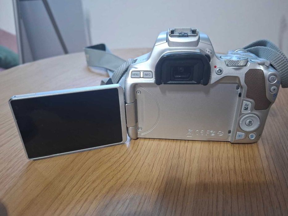 Aparat foto Canon EOS 250D + accesorii