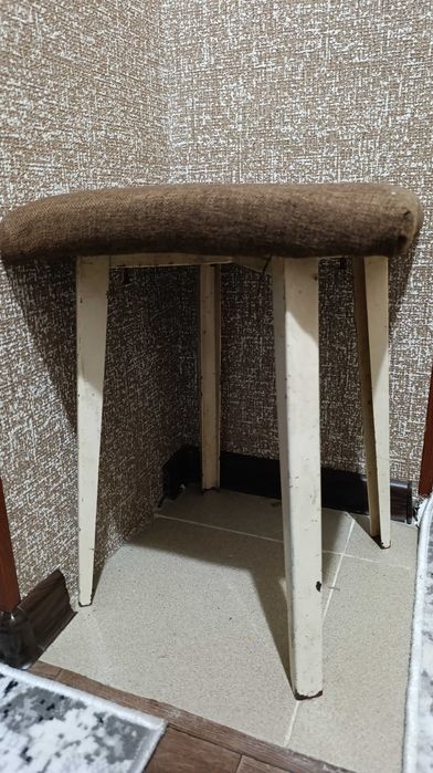 Продам стол и табуретки