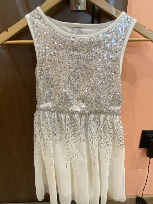 Детска, бяла, бляскава рокля