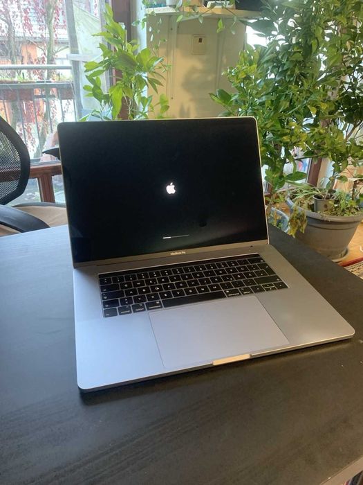 MacBook Pro 15 инча с нова батерия (само 1 цикъл на зареждане)
