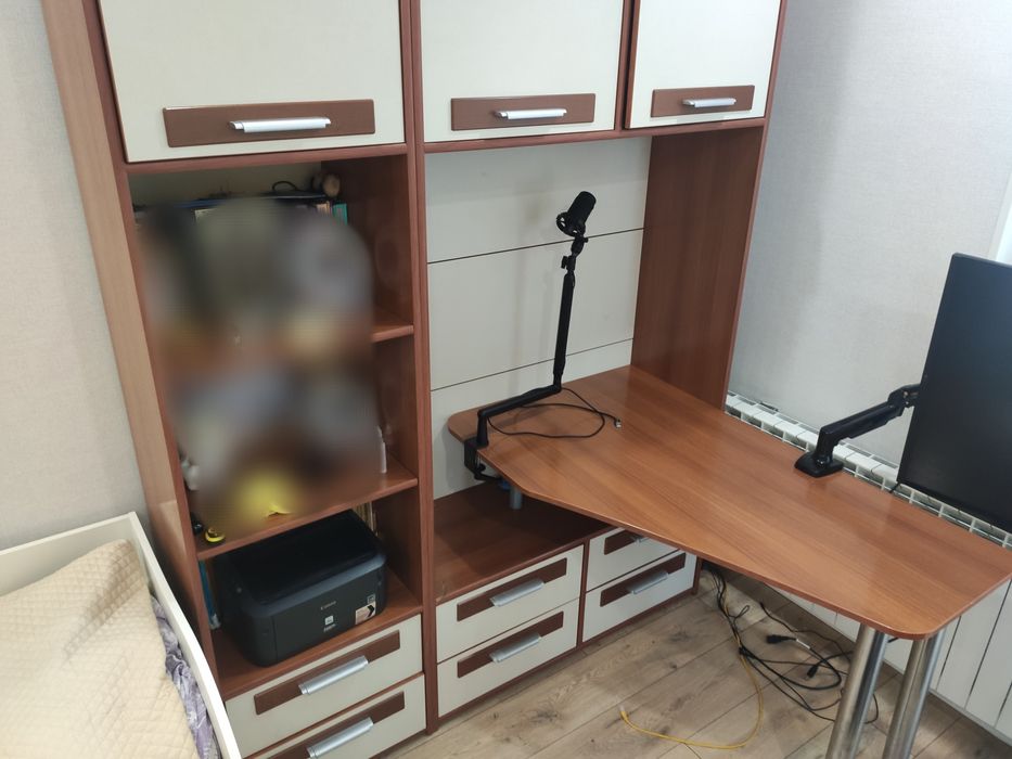 Шкаф с влитым столом