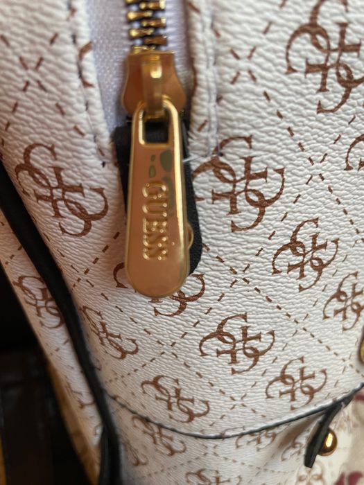 Раничка на марката Guess