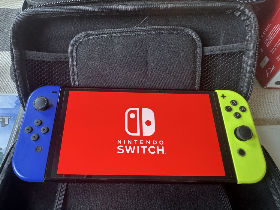 Nintendo Switch - Minecraft, 2 чанти, конзола, 2 к-та джойстици