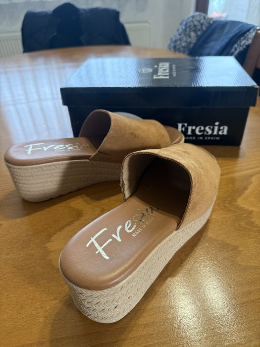 Fresia чехли на платформа