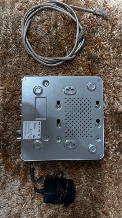 DVR Hikvision DS-7104HQHI-K1 – Stare foarte bună, complet funcțional