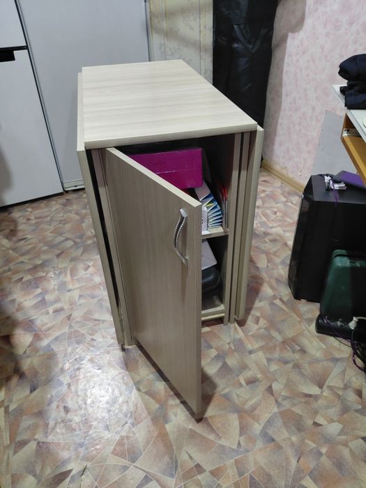 Стол-книжка, раскладывается.