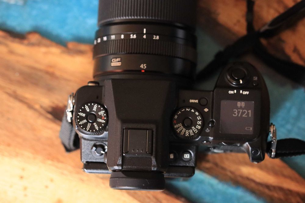 Среден формат Fuji GFX50S с обектив GF45mm f/2.8 WR и много екстри