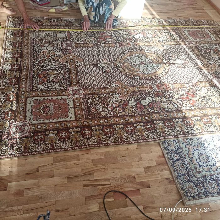 Продавам персийски килим. Български. Размер на килима 285 на 190.