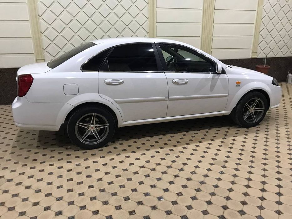 Лачетти жентра сотилади